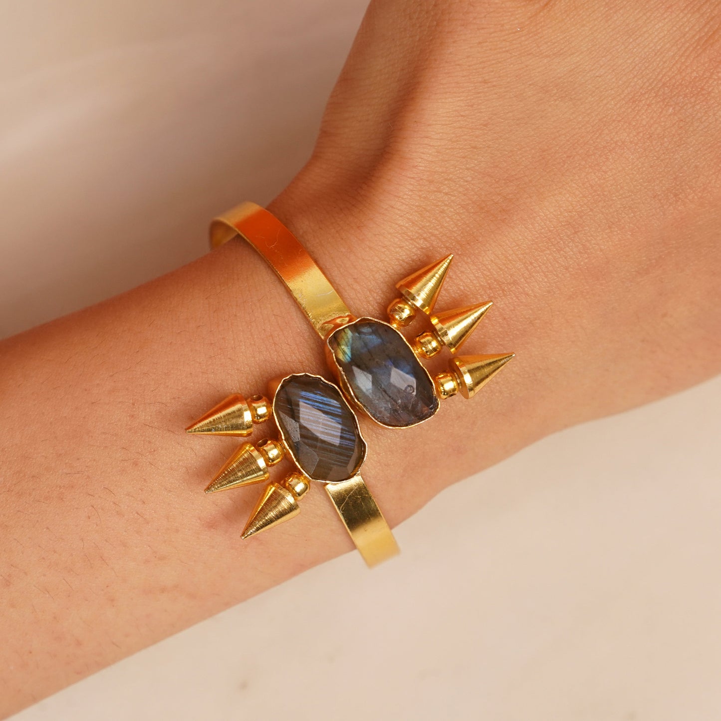 THRONE ROUGH STONE BRACELET