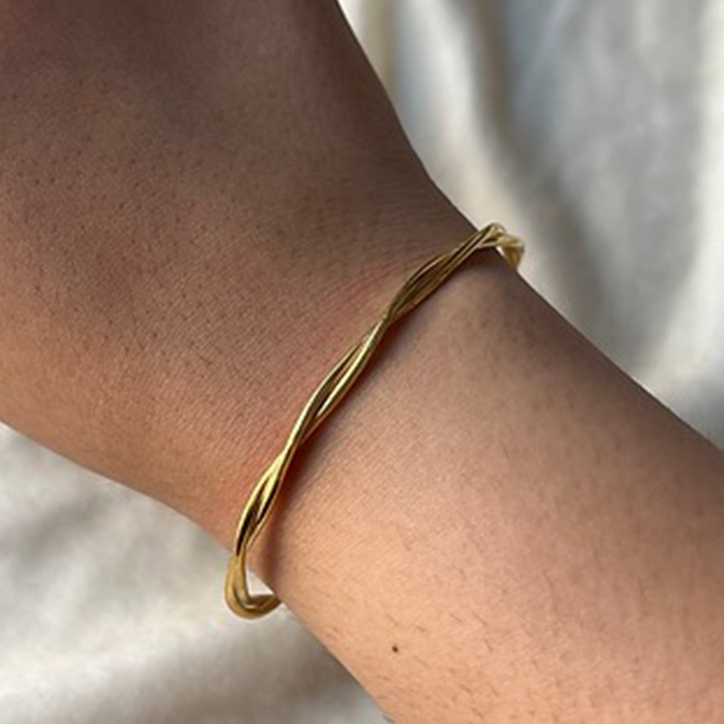 KNOTTY THIN HANDCUFF