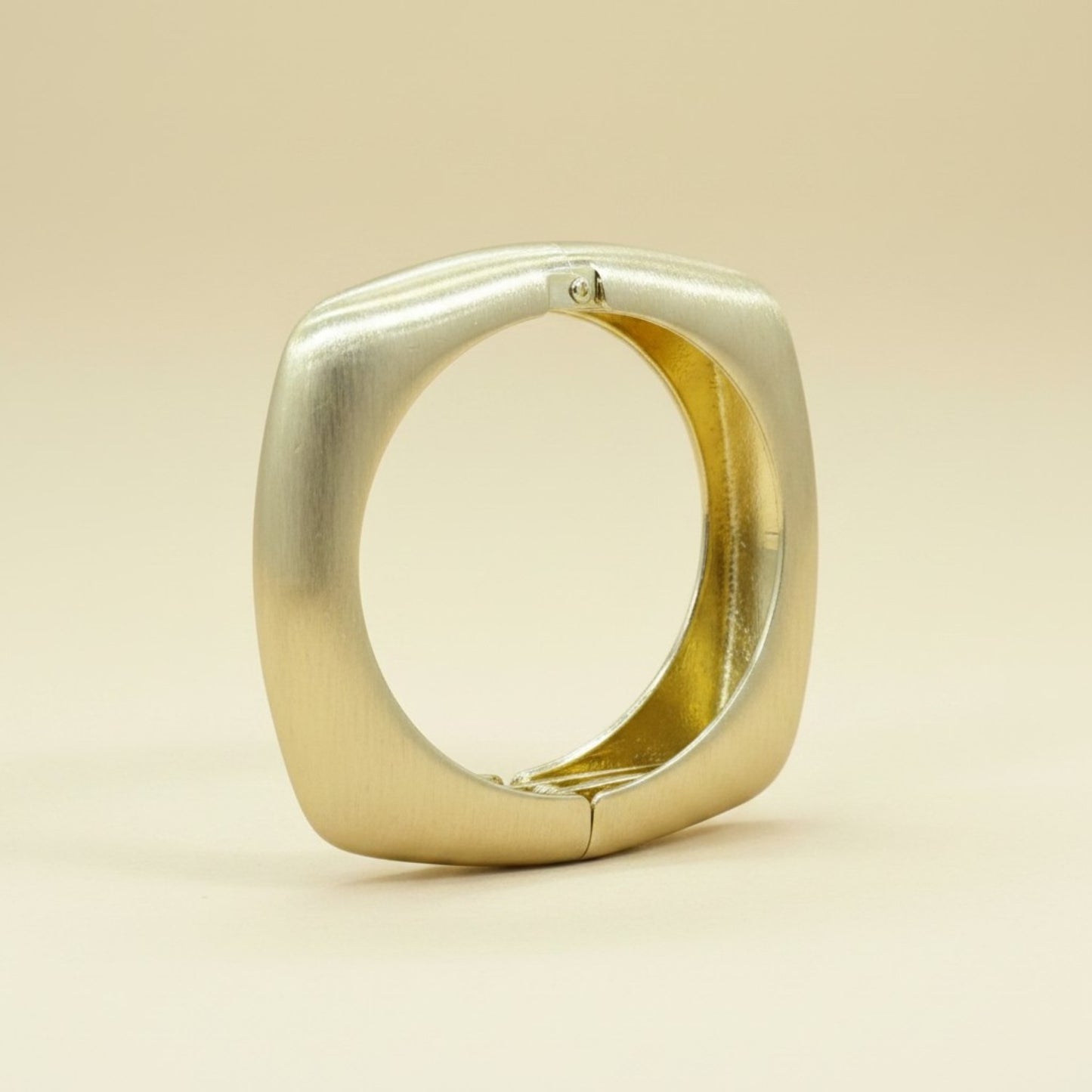 MONARCH SCULPTED BANGLE