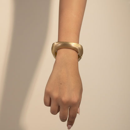 MONARCH SCULPTED BANGLE
